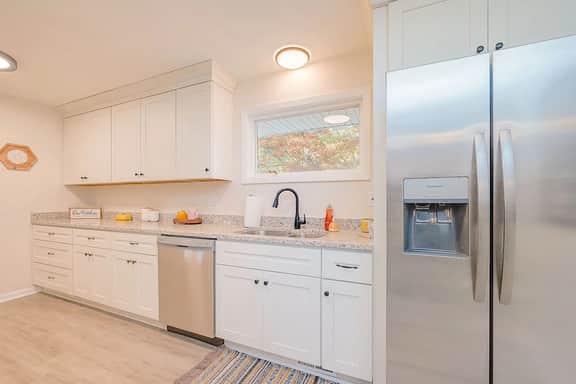 ~The BeeHive! | New 4 Bedroom Listing Next to CNU! - Image 3