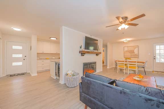 ~The BeeHive! | New 4 Bedroom Listing Next to CNU! - Image 4