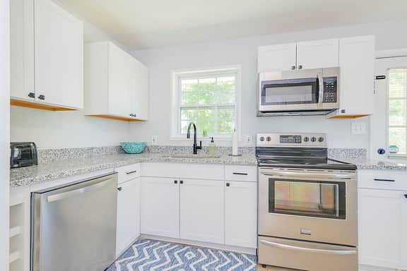 #Buckroe Bungalow ~Escape to the Beach 2mins Away! - Image 2